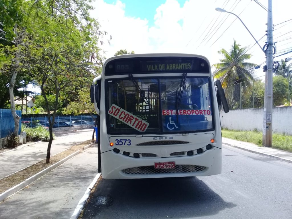 Ônibus que faz linha Est. Aeroporto/ V. de Abrantes é assaltado 2