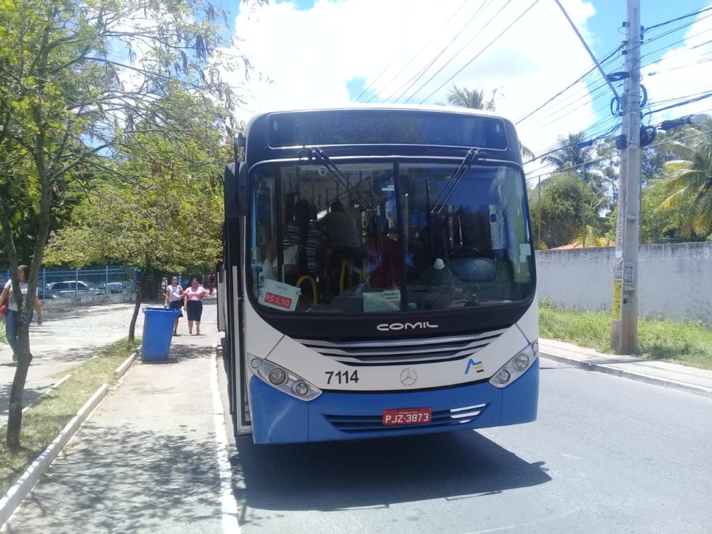 Mais um ônibus é assaltado na Estrada do Coco 1