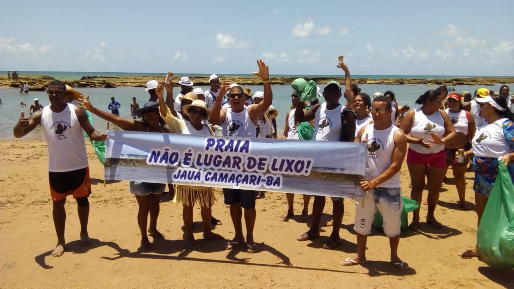 Grupo conscientiza os banhistas e faz coleta de lixo na praia de Jauá 2