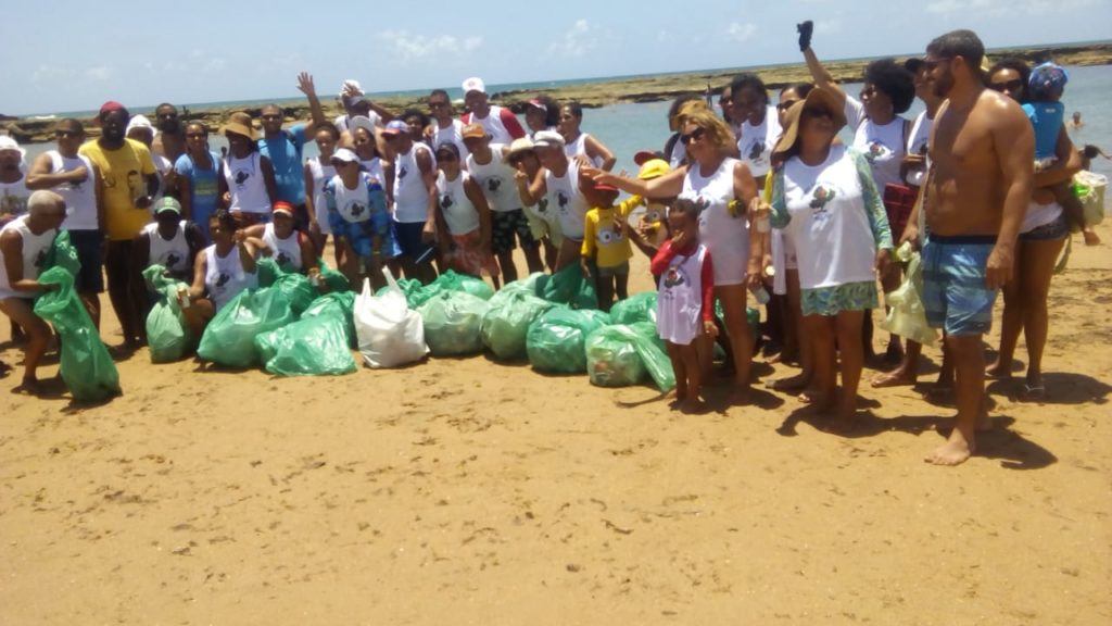 Grupo conscientiza os banhistas e faz coleta de lixo na praia de Jauá 1