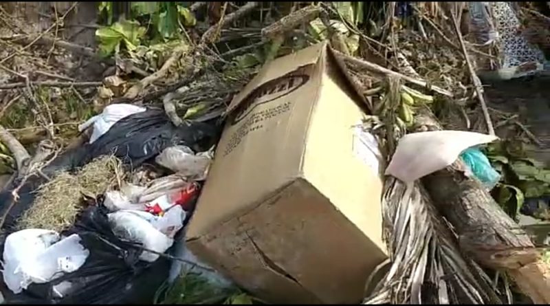 Rua que liga o bairro Fonte das Águas a Coqueiro de Arembepe vira fonte de entulho e lixo 1