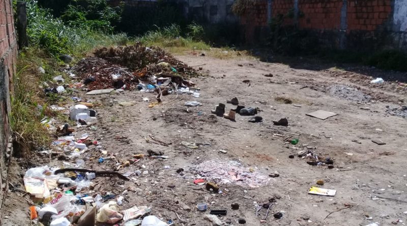 Terreno da prefeitura no Centro de Abrantes vira depósito de lixo por falta de ação do governo municipal 1