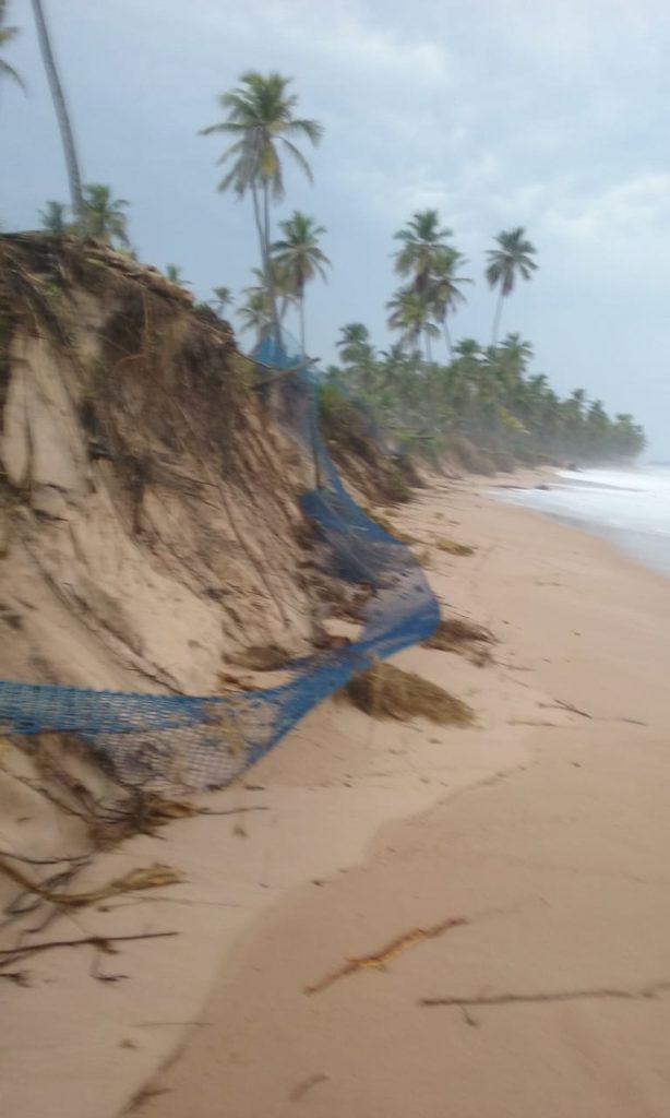 Ondas fortes avançam na Praia de Busca Vida 2