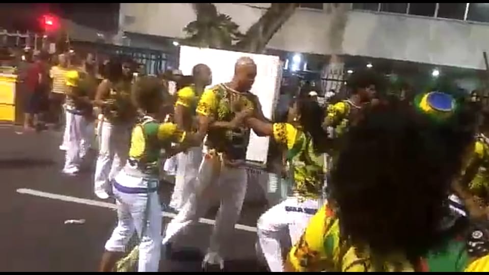 Desfile de bloco de capoeira termina em pancadaria no Carnaval 1