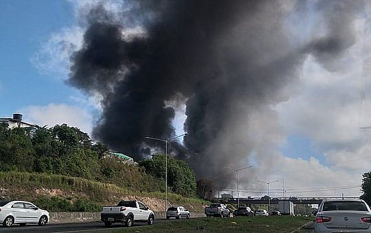 Incêndio na fábrica da Ortobom no bairro da Valéria mostra a falta de estrutura do estado e da cidade no dinamismo de ações emergenciais 1