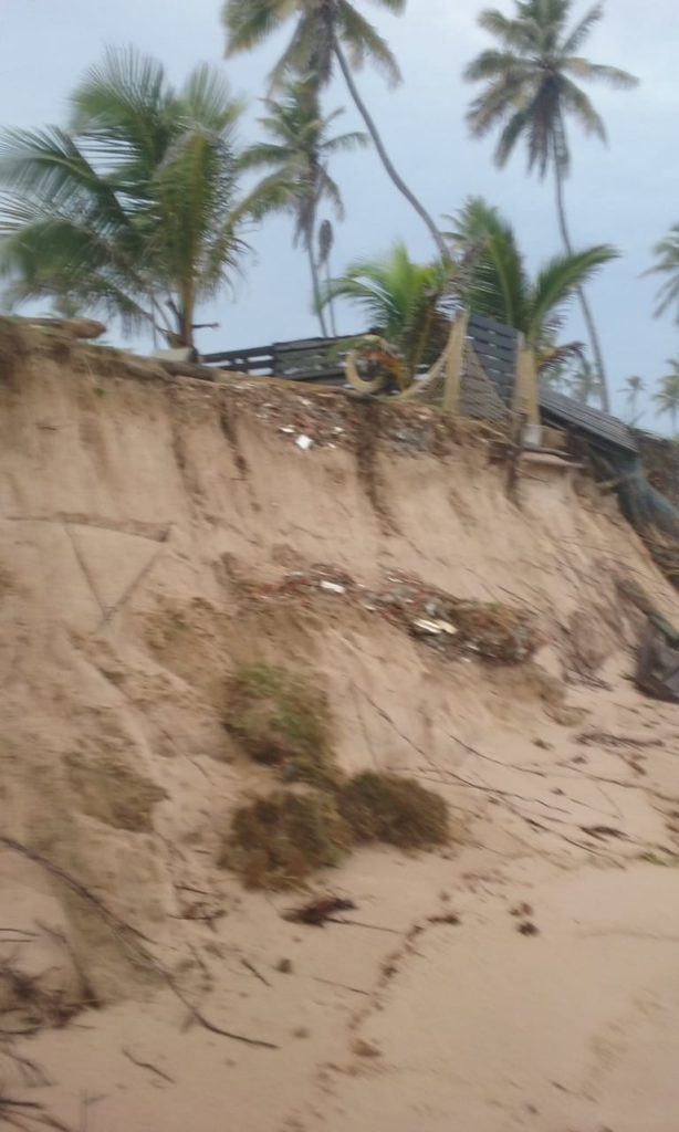 Ondas fortes avançam na Praia de Busca Vida 1