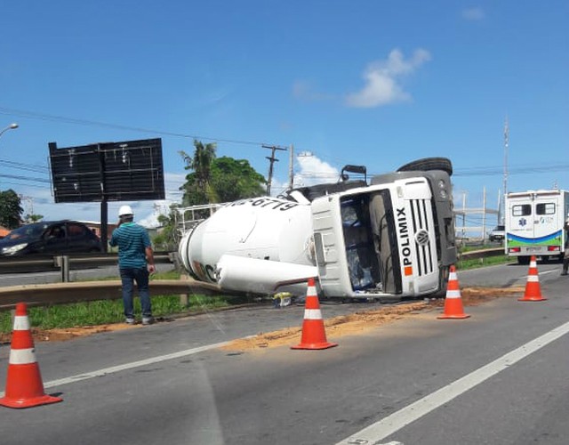 Acidente na Estrada do Coco mostra deficiências da concessionária para desobstruir as vias em caso de acidentes 1