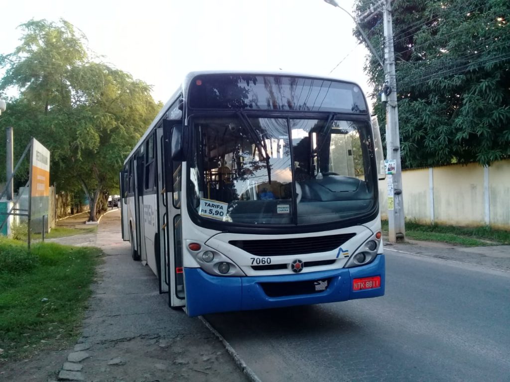 População que usam o transporte coletivo na Estrada do Coco sofrem com os constantes assaltos 1