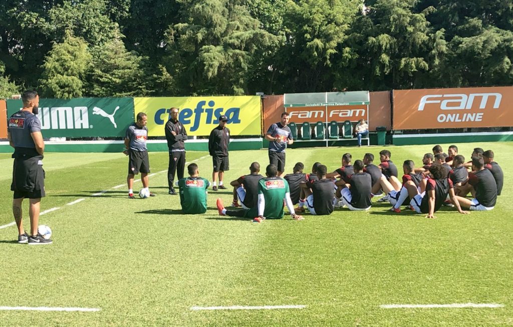 Vitória tenta reabilitação na série B do Campeonato Brasileiro diante do Oeste(SP) 1