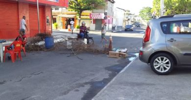 Falta de saneamento faz moradores interditar rua em Vila de Abrantes 3