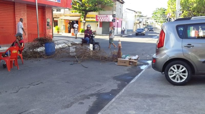 Falta de saneamento faz moradores interditar rua em Vila de Abrantes 1