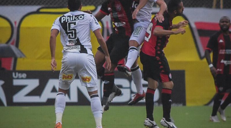 Vitória vence de virada no Barradão 2