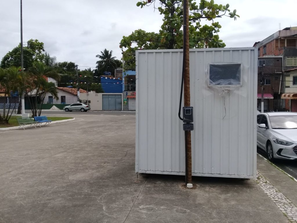 Container é instalado de forma irregular na calçada da Praça da Matriz em Vila de Abrantes 2