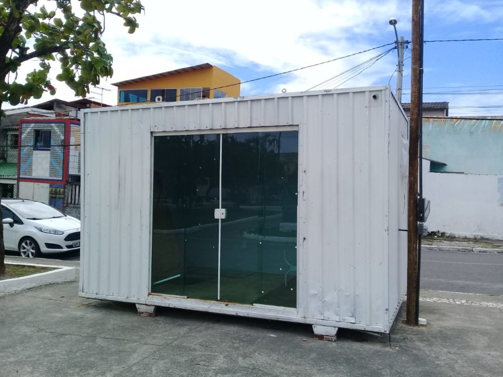 Container é instalado de forma irregular na calçada da Praça da Matriz em Vila de Abrantes 1