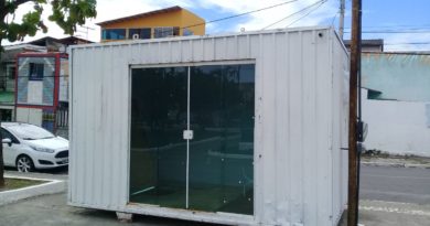 Container é instalado de forma irregular na calçada da Praça da Matriz em Vila de Abrantes 4