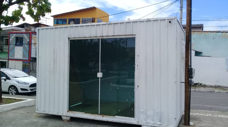 Container é instalado de forma irregular na calçada da Praça da Matriz em Vila de Abrantes 1