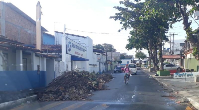 Descarte irregular de lixos, entulhos e galhos de árvores tem sujado a imagem das ruas de Abrantes 1