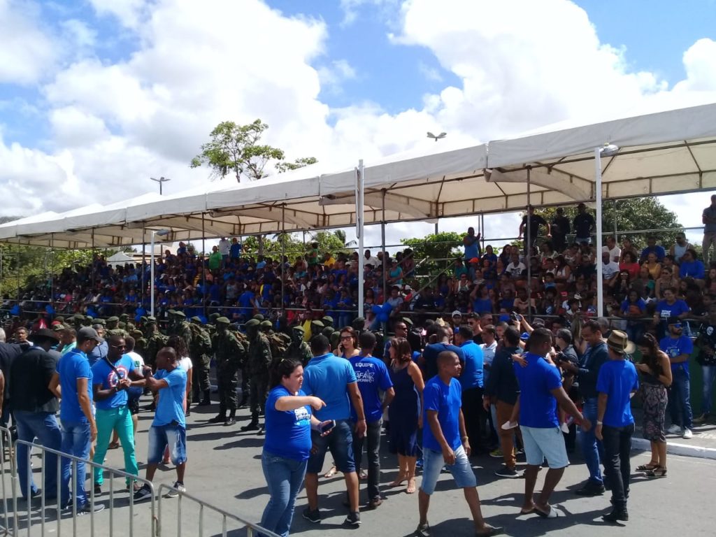 Convocação de grupo político lota o desfile de Abrantes de azul 1