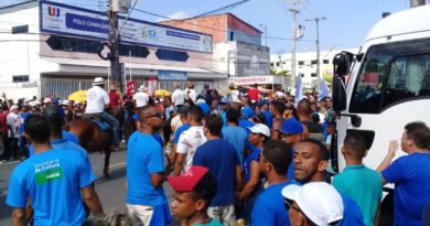 Democratas e Petistas invadem o circuito antes do fim do desfile cívico 3