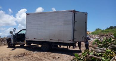 Caminhão do Condomínio Busca Vida é flagrado descartando lixo na Via Parque 3