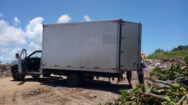 Caminhão do Condomínio Busca Vida é flagrado descartando lixo na Via Parque 1