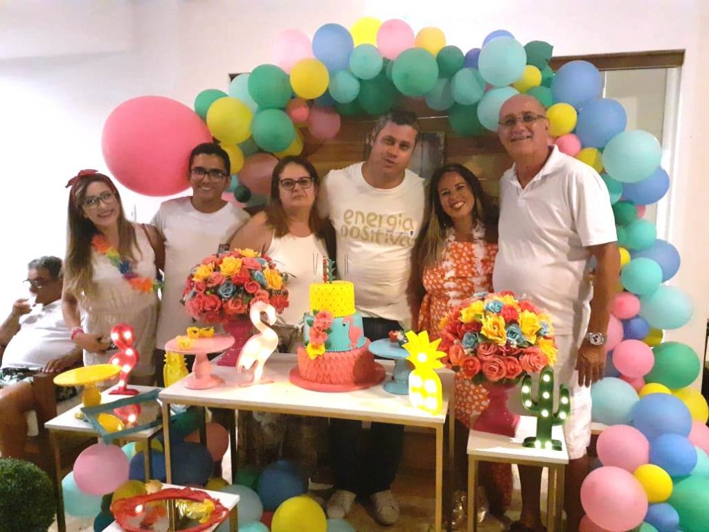 Ao som de parabéns pra você, Fabio Lima comemora o aniversário de sua esposa Lilian 1