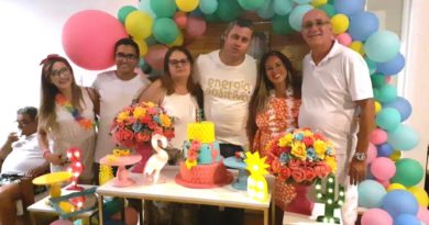 Ao som de parabéns pra você, Fabio Lima comemora o aniversário de sua esposa Lilian 3