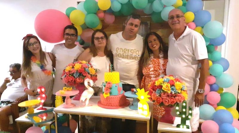 Ao som de parabéns pra você, Fabio Lima comemora o aniversário de sua esposa Lilian 1