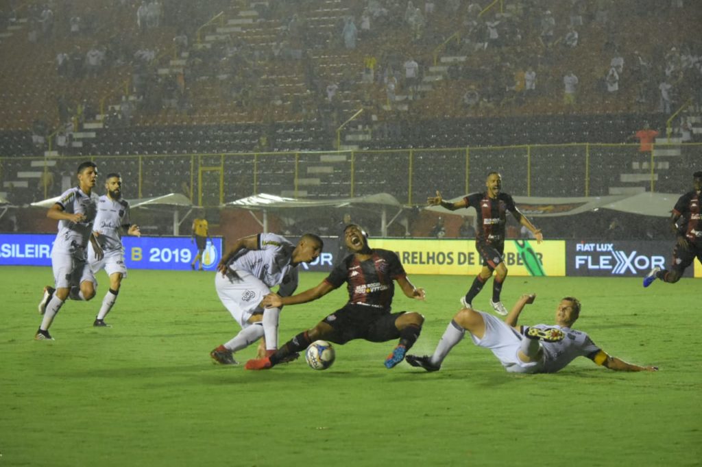 Vitória sofre virada, mas com gol de pênalti garante um ponto no Barradão 1