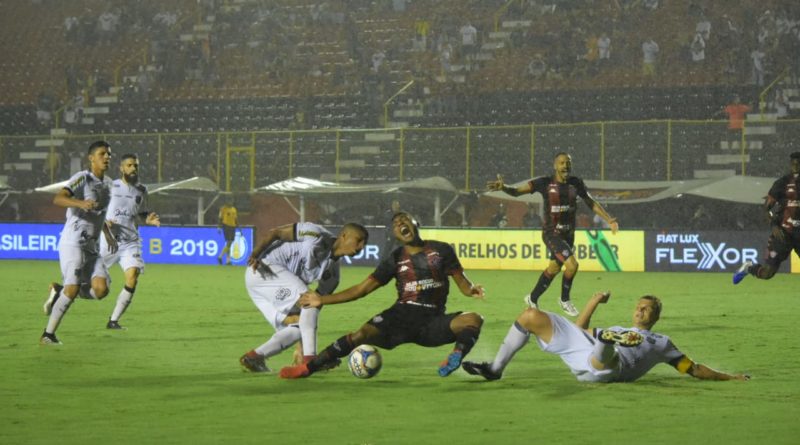 Vitória sofre virada, mas com gol de pênalti garante um ponto no Barradão 1