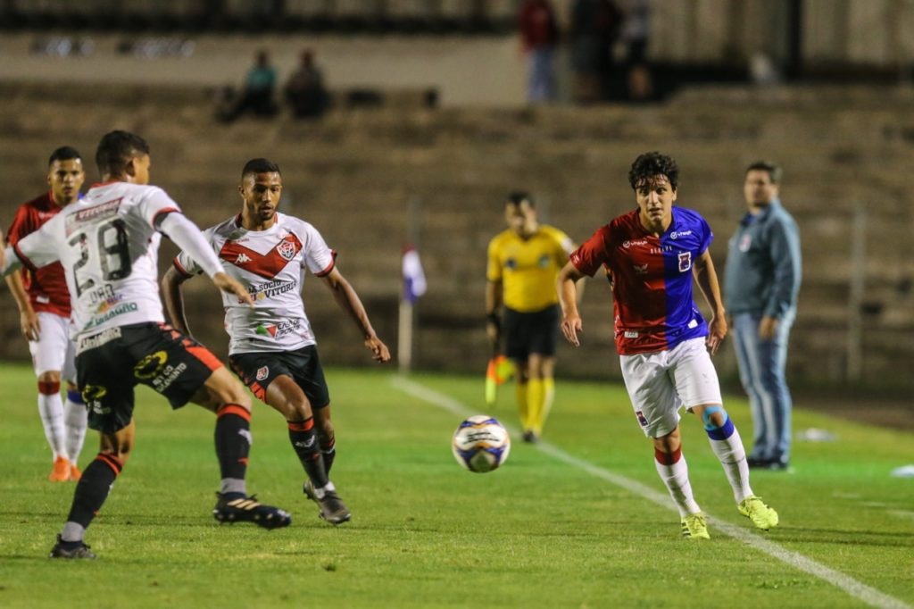 Vitória empata sem gols e mantém 6 pontos de vantagem para 1º do Z-4 1