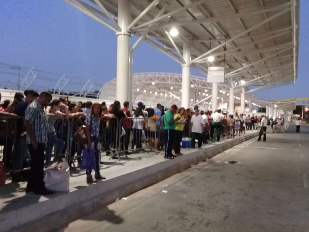 A triste rotina dos usuários do transporte público de Abrantes e Jauá no Terminal Aeroporto 1