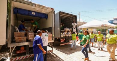 Moradores da Orla de Camaçari recebem Cesta de Natal 2