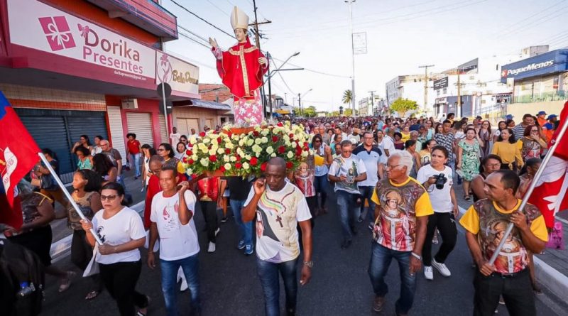 Homenagem ao Padroeiro São Thomaz do Cantuária atraem devotos e Grupos políticos em procissão pelas ruas de Camaçari 1