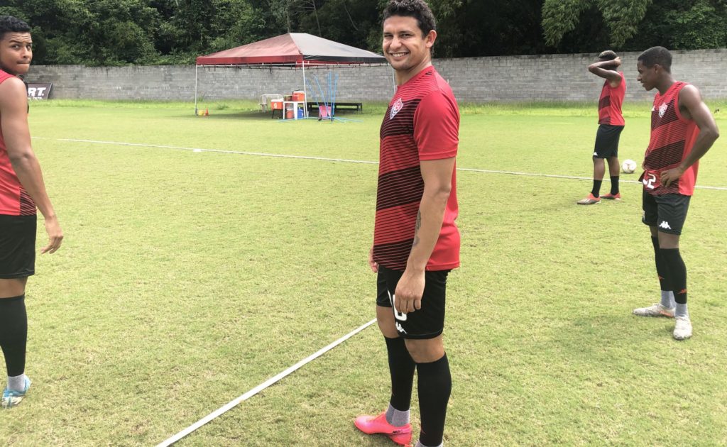 Elkeson treina no Barradão 1