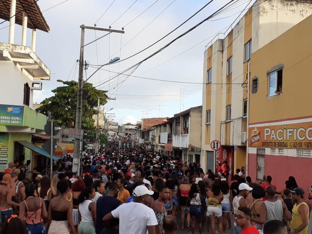 Bloco das Quengas leva multidão as ruas de Abrantes 1