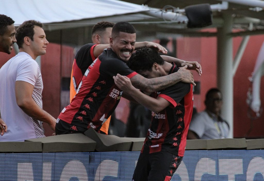 Vitória goleia e decide classificação na última rodada pela Copa do Nordeste 1