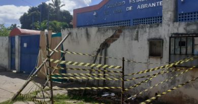 Após denúncia, muro do colégio estadual Vila de Abrantes passa por reparos 3