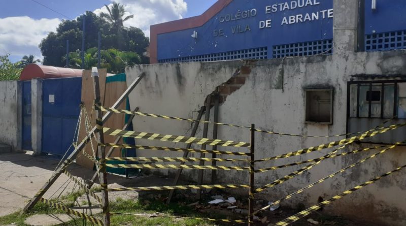 Muro do Colégio Estadual Vila de Abrantes está prestes a desabar e as aulas acontecem normalmente 1