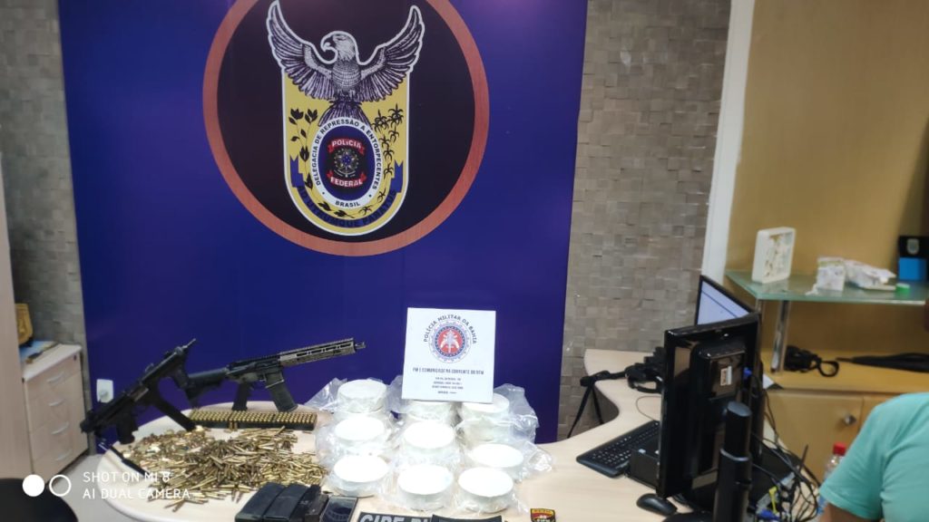 SSP e PF apreendem fuzil, submetralhadora e 20 kg de cocaína em Lauro de Freitas 1