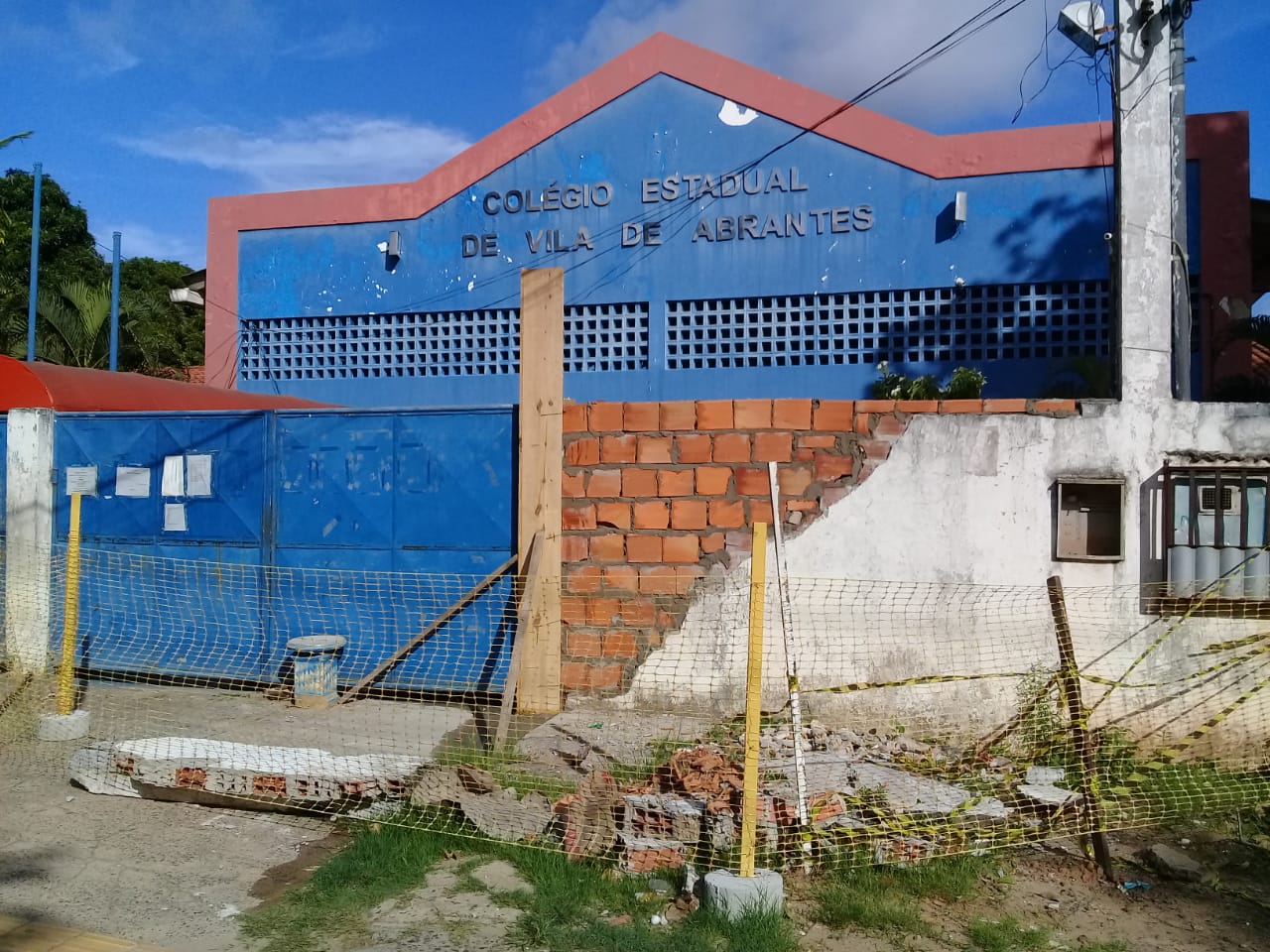 Após denúncia, muro do colégio estadual Vila de Abrantes passa por ...