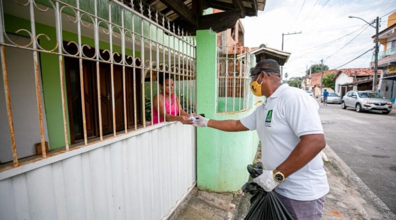 Após ser questionada ao iniciar distribuição de máscaras nos semáforos, Prefeitura de Camaçari realiza doações nas comunidades 1