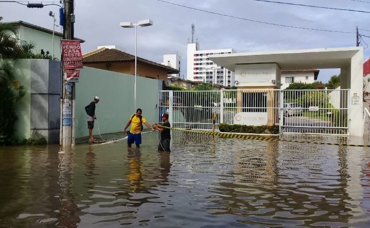 Moradores de Arembepe convivem com alagamentos a mais de 30 dias 1