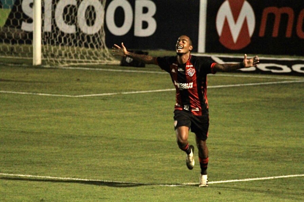 Rafael Carioca acerta belo chute e coloca o Vitória no G4 do Brasileirão 1