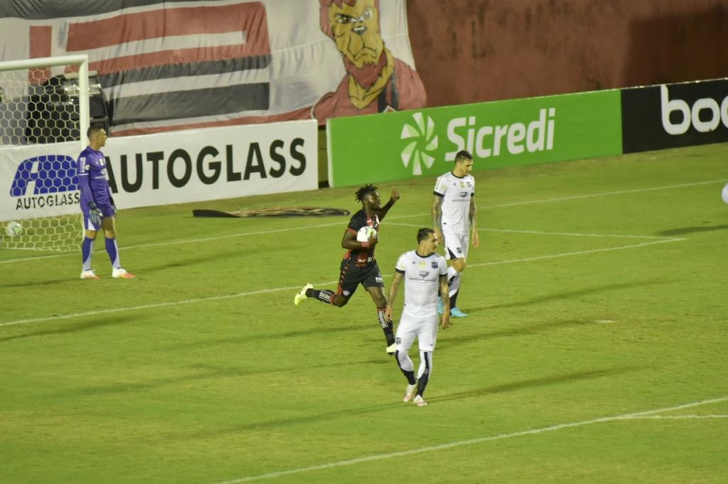 Com arbitragem confusa, Vitória perde para o Ceará na Copa do Brasil 1