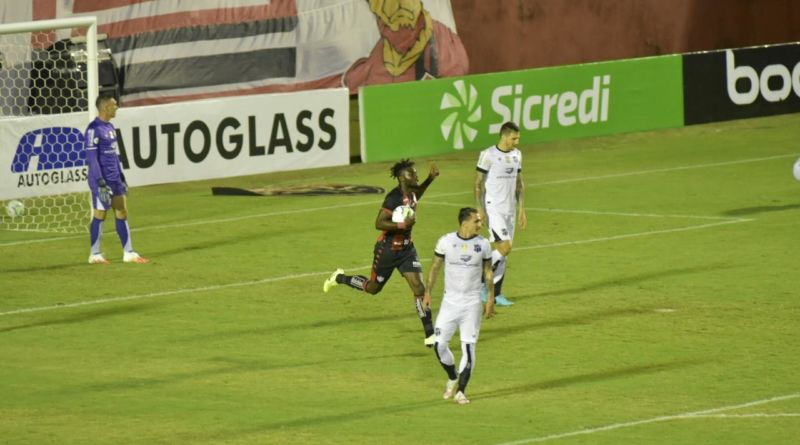 Com arbitragem confusa, Vitória perde para o Ceará na Copa do Brasil 1