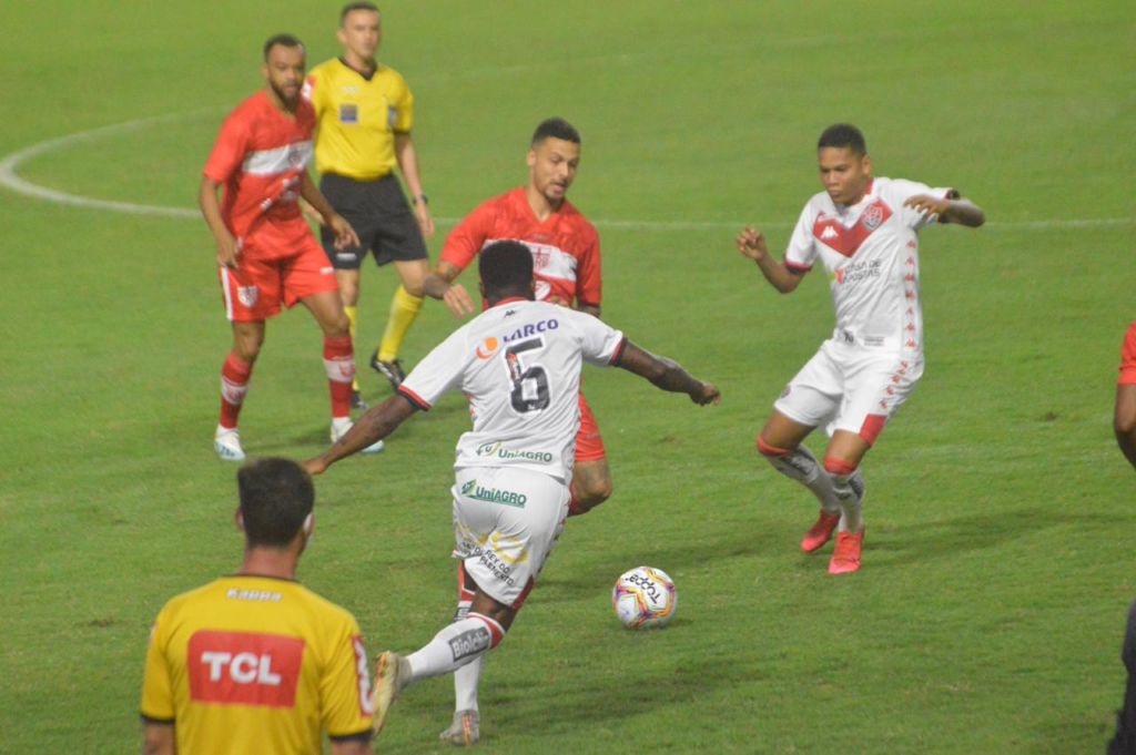 Com gol aos 48 minutos, Vitória arranca empate no Rei Pelé 1