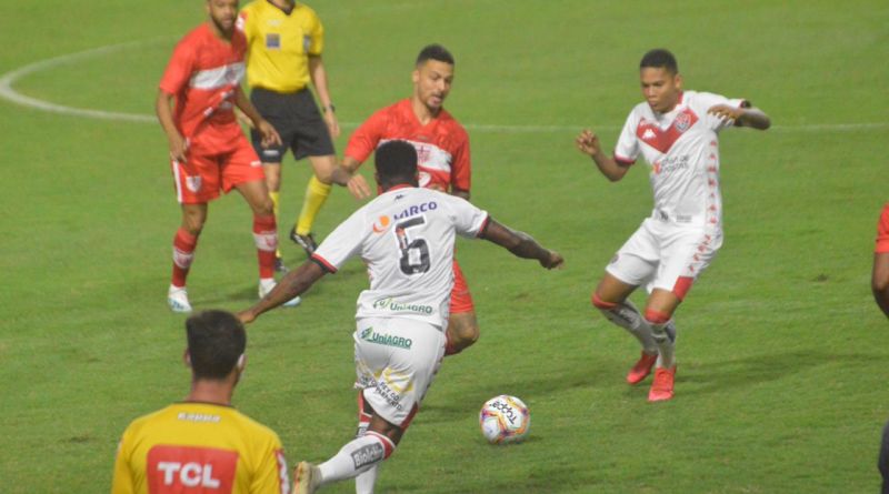 Com gol aos 48 minutos, Vitória arranca empate no Rei Pelé 6