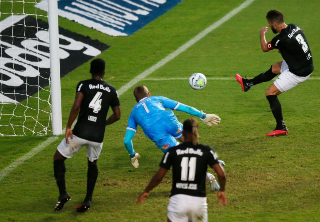 Sem desenvolver um bom futebol, Bahia vence o Bragantino com gols de zagueiros 1