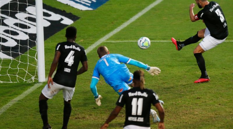 Sem desenvolver um bom futebol, Bahia vence o Bragantino com gols de zagueiros 9